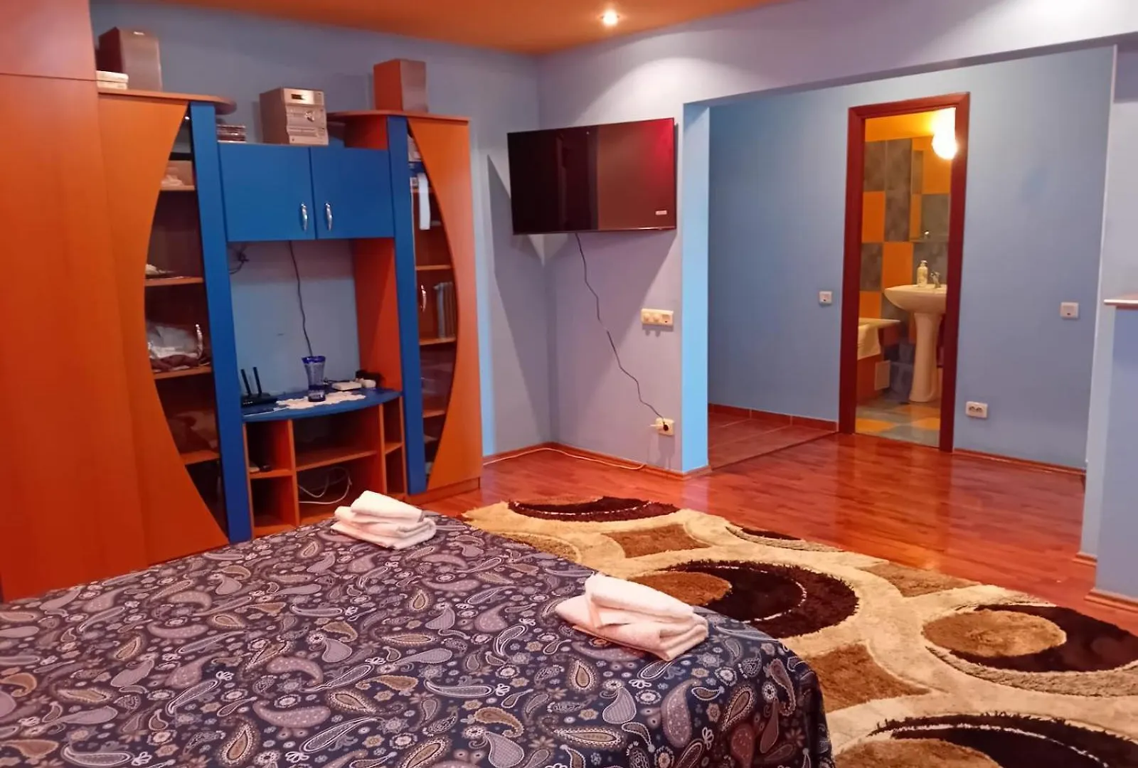 Elixir Studio Bucureşti 0*,  România